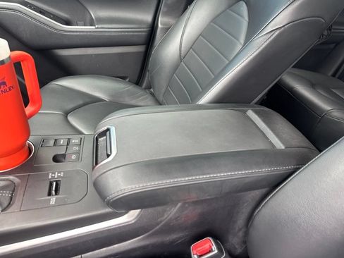Used 2023 Toyota Highlander XLE FWD image 17