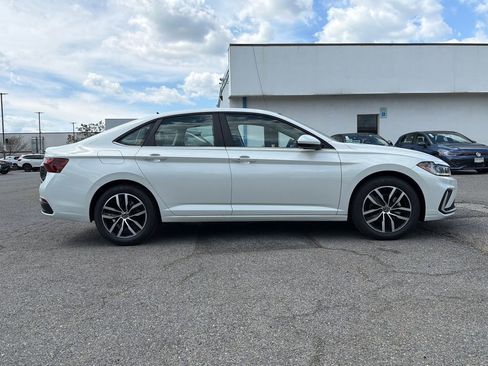 New 2026 Volkswagen Jetta SE image 2