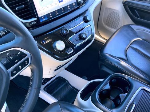 Used 2023 Chrysler Pacifica Touring-L image 15