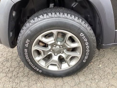 Used 2022 Jeep Cherokee Trailhawk image 11