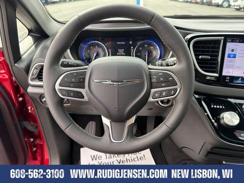 Used 2025 Chrysler Pacifica Select FWD image 14
