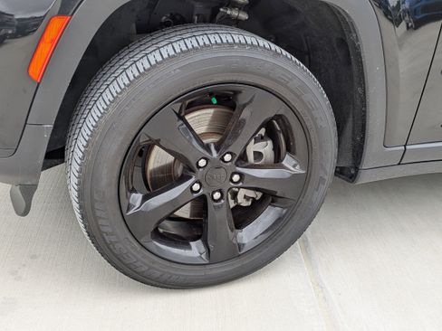 Used 2024 Jeep Grand Cherokee L Laredo RWD image 9