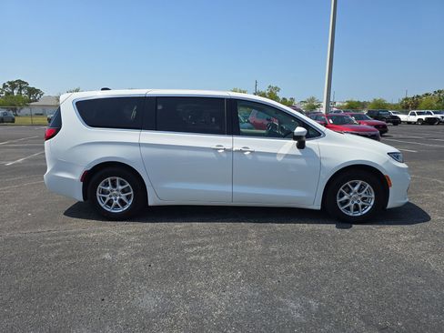 Used 2023 Chrysler Pacifica Touring-L image 3