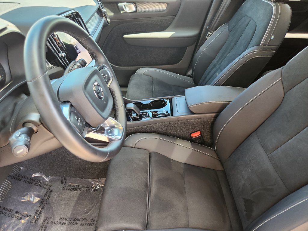 Used 2025 Volvo XC40 B5 Plus AWD/4WD image 4