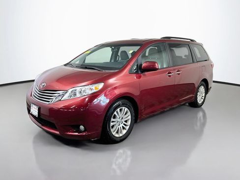 Used 2017 Toyota Sienna XLE w/ XLE Navigation Package FWD image 2