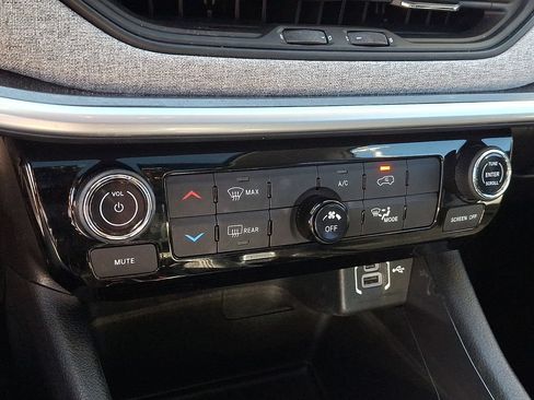 Used 2022 Jeep Compass Latitude w/ Sun and Sound Group AWD/4WD image 17