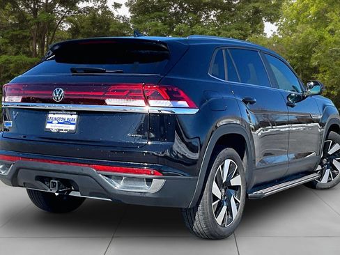 Used 2024 Volkswagen Atlas Cross Sport SE w/ Panoramic Sunroof Package image 5