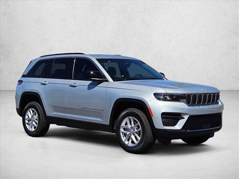 New 2025 Jeep Grand Cherokee Laredo image 7