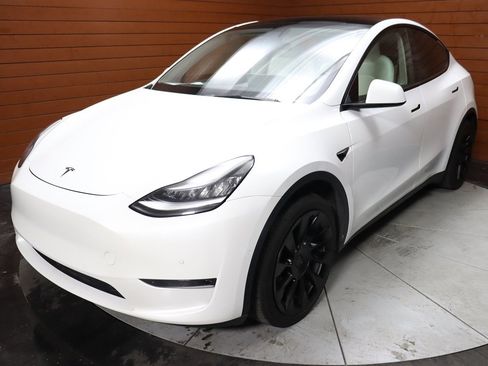 Used 2023 Tesla Model Y Long Range image 19