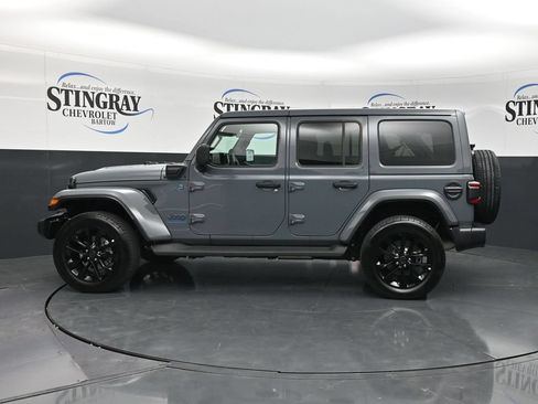 Used 2025 Jeep Wrangler Unlimited Sahara AWD/4WD image 5