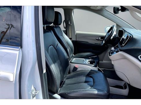 Used 2022 Chrysler Pacifica Touring-L w/ Uconnect Theater Family Group AWD/4WD image 25