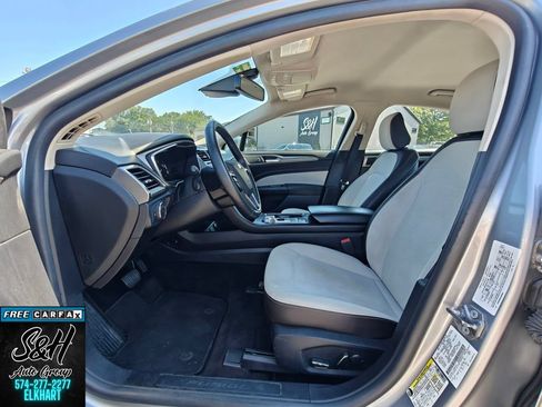 Used 2020 Ford Fusion SE w/ Equipment Group 151A FWD image 18