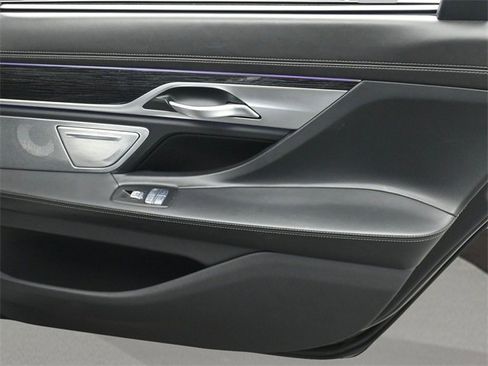 Used 2021 BMW 750i xDrive w/ Executive Package image 17