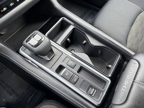 Used 2025 Nissan Pathfinder SV FWD image 8