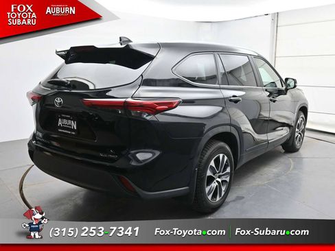 Used 2023 Toyota Highlander XLE AWD/4WD image 14