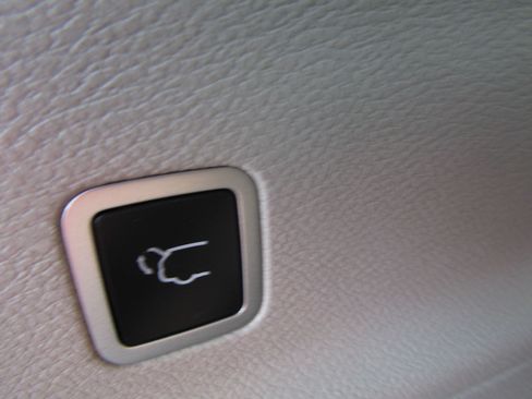 Used 2022 Chrysler Voyager LX FWD image 22