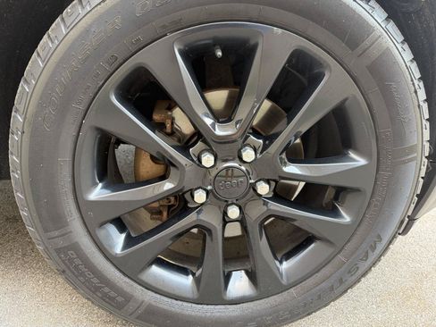 Used 2011 Jeep Grand Cherokee Laredo w/ Security & Convenience Group AWD/4WD image 11