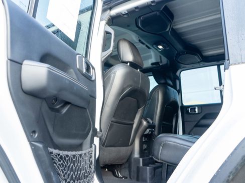 Used 2018 Jeep Wrangler Unlimited Sahara w/ Uconnect 4C Nav & Sound Group image 27