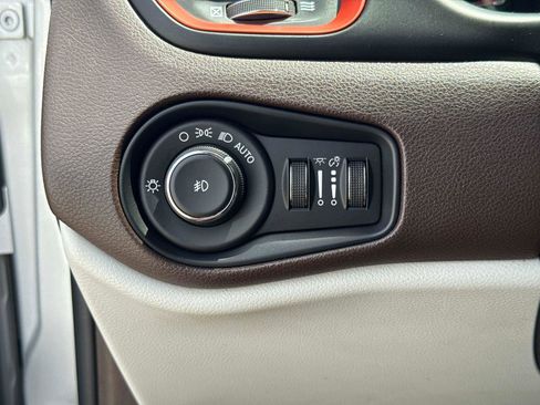 Used 2017 Jeep Renegade Latitude FWD image 28