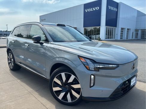 Used 2025 Volvo EX90 Ultra AWD/4WD image 2