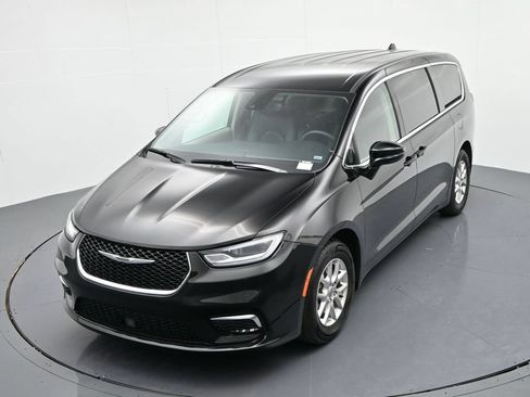 Used 2024 Chrysler Pacifica Touring-L FWD image 19
