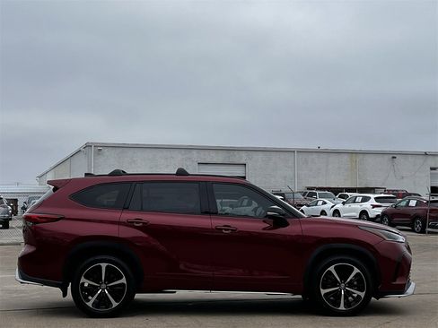 Used 2022 Toyota Highlander XSE image 3