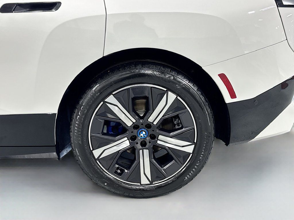 Used 2023 BMW iX xDrive50 w/ Sport Package AWD/4WD image 12