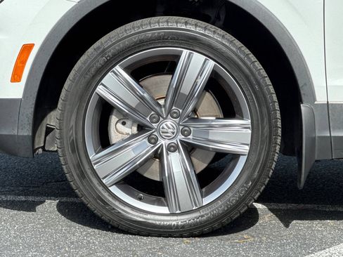 Used 2020 Volkswagen Tiguan SEL FWD image 28