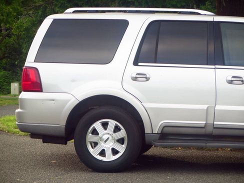 Used 2004 Lincoln Navigator Luxury AWD/4WD image 4