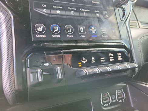 Used 2020 RAM 1500 Limited w/ Black Appearance Package AWD/4WD image 15