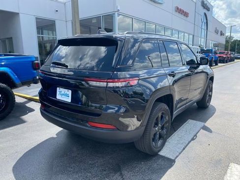 Used 2025 Jeep Grand Cherokee Limited w/ Luxury Tech Group II RWD image 9