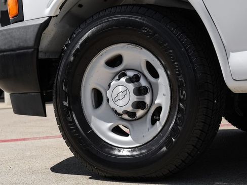 Used 2017 Chevrolet Express 2500 RWD image 48