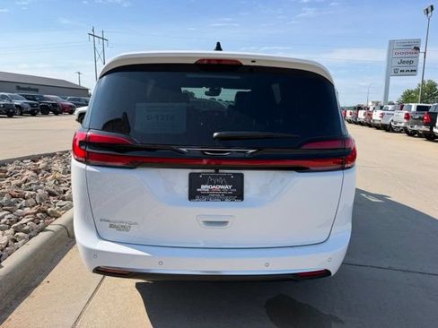 New 2027 Chrysler Pacifica Select FWD image 7