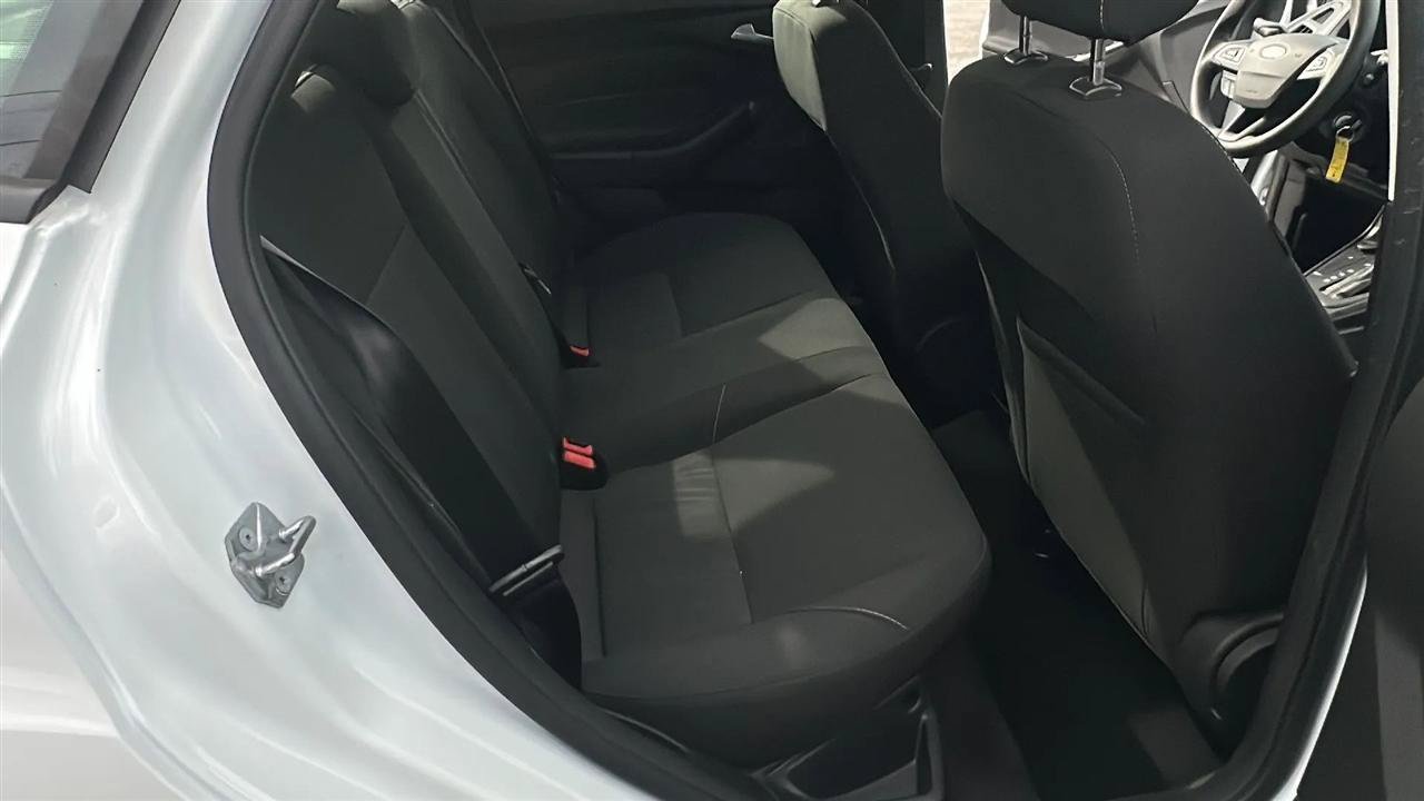 Used 2018 Ford Focus SE w/ SE Appearance Package FWD image 32