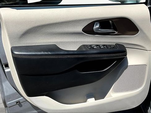 Used 2017 Chrysler Pacifica Touring-L Plus w/ Advanced Safetytec Group FWD image 20