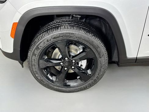 New 2025 Jeep Grand Cherokee Altitude image 32