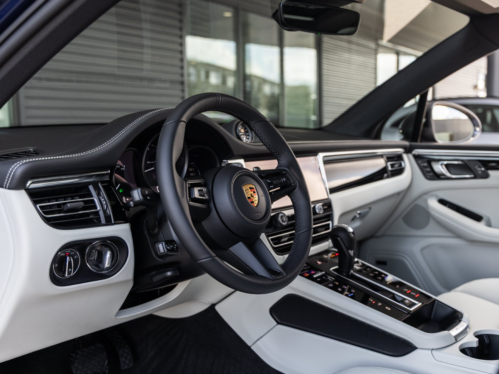Certified 2026 Porsche Macan Turbo AWD/4WD image 4