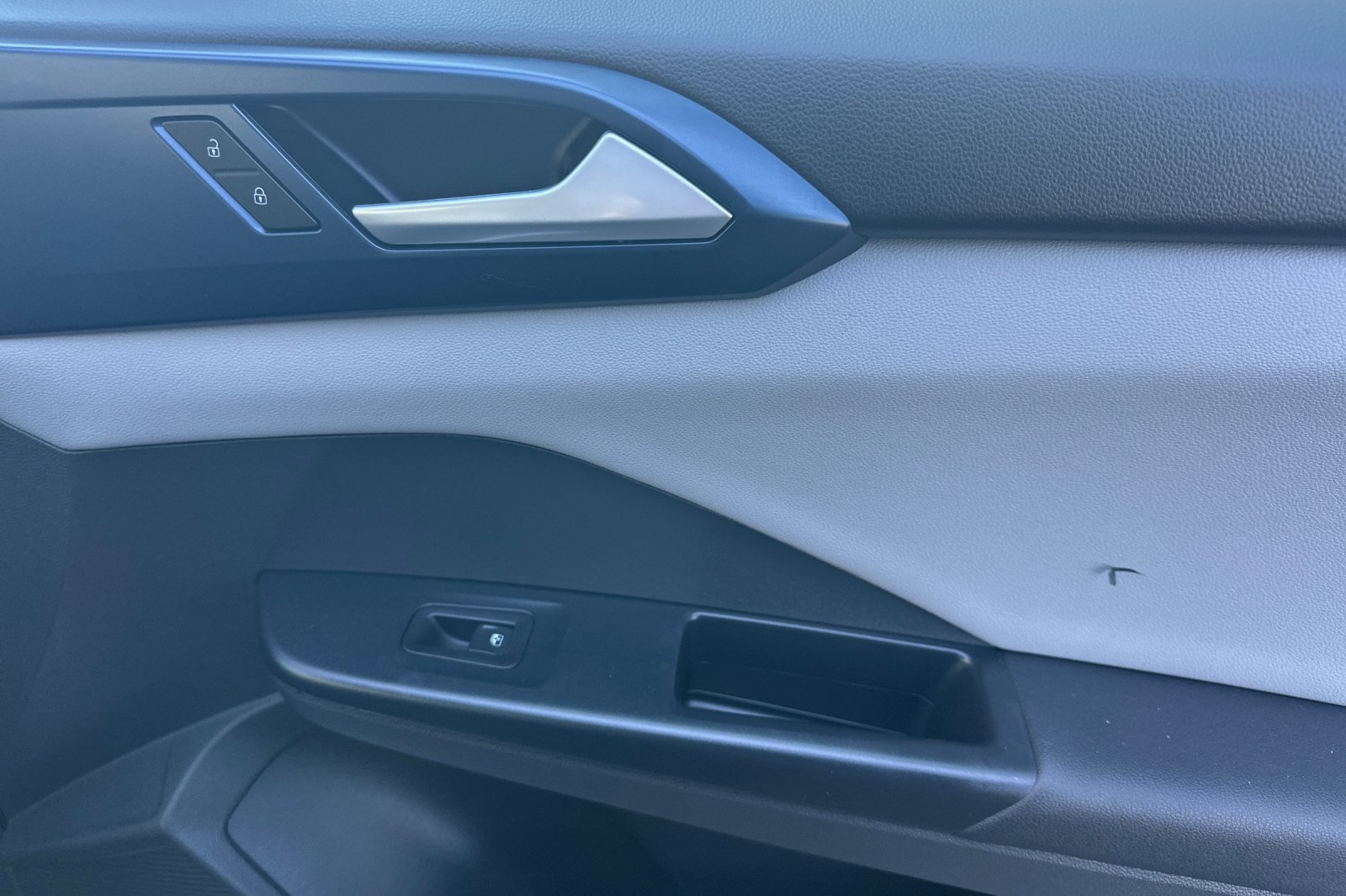Used 2023 Volkswagen Taos SE w/ Panoramic Sunroof Package FWD image 22