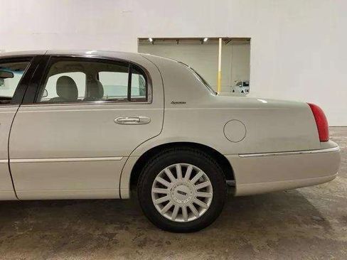 Used 2005 Lincoln Town Car Signature image 71