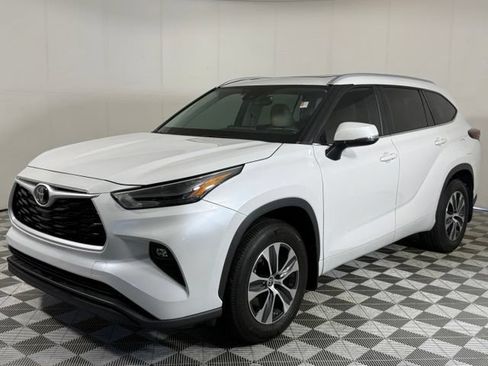 Used 2024 Toyota Highlander XLE FWD image 2