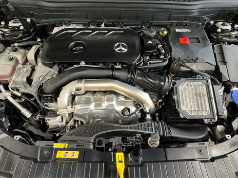 Used 2024 Mercedes-Benz GLB 250 4MATIC image 11