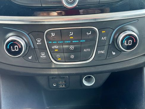 Used 2021 Chevrolet Traverse LT w/ LT Premium Package FWD image 21