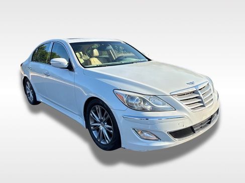 Used 2012 Hyundai Genesis 3.8 w/ Premium Pkg RWD image 2
