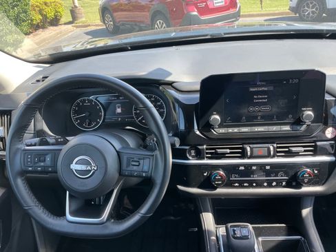 Used 2025 Nissan Pathfinder SV image 9