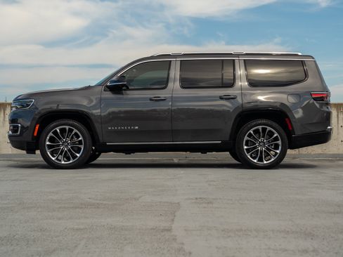 Used 2024 Jeep Wagoneer Series III w/ Premium Group I AWD/4WD image 3