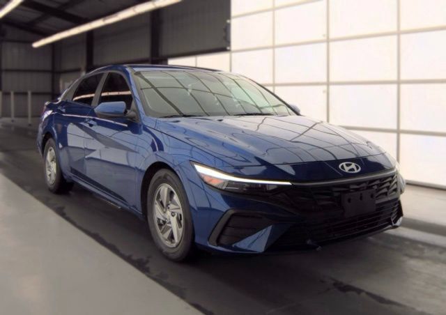 Used 2025 Hyundai Elantra SE FWD image 3