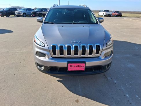 Used 2018 Jeep Cherokee Latitude Plus w/ Comfort/Convenience Group AWD/4WD image 8