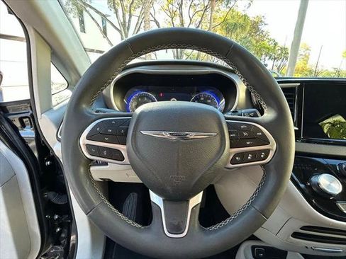 Certified 2023 Chrysler Pacifica Touring-L FWD image 19