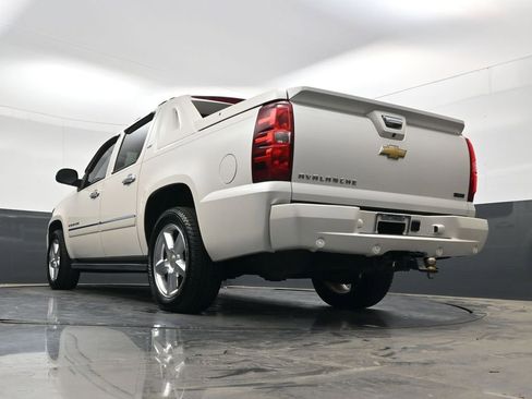 Used 2011 Chevrolet Avalanche LTZ AWD/4WD image 27