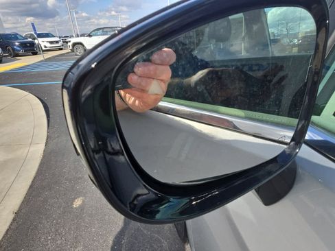 Used 2024 Chrysler Pacifica Touring-L image 13